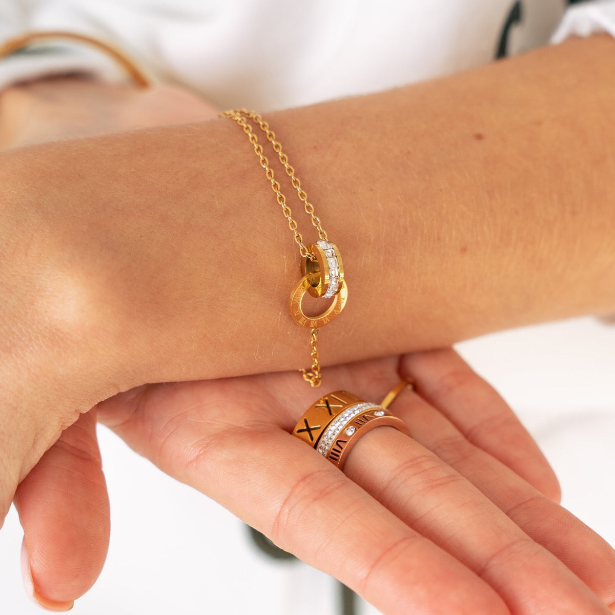 Latijns Verbonden Ringen Armband - Goud