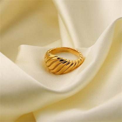 Ylenna Gouden Croissant Ring
