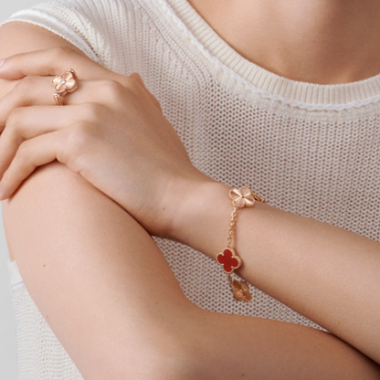 CLOVER | Rode Rozen Gouden Guilloché Armband
